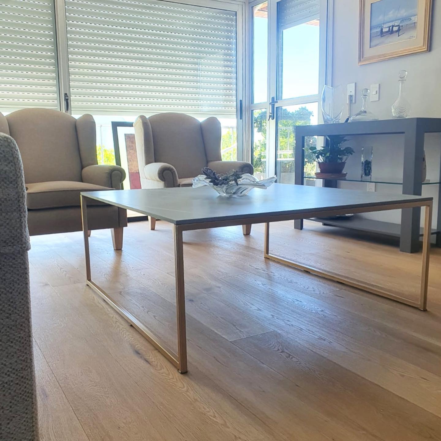 LA HERRERIA DE EDUARDO HERRERIA DE EDUARDO Mesa de living con estructura dorada y tapa de már