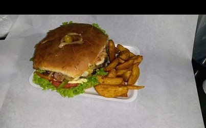CHIVITERIA LO DE ANA Hamburguesa de la casa con papas rusticas 