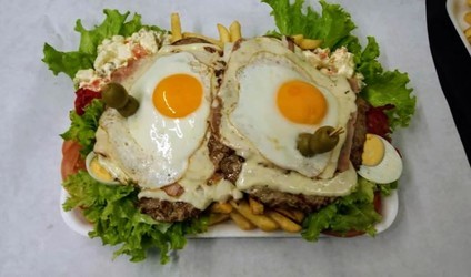 CHIVITERIA LO DE ANA Super chivito !!!!para dos