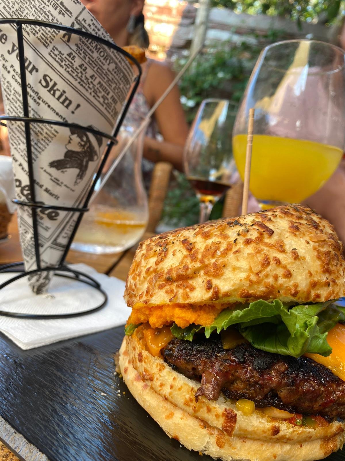 OCHO NUDOS  Nuestra cheddar burger, hecha con 200 gramos de en