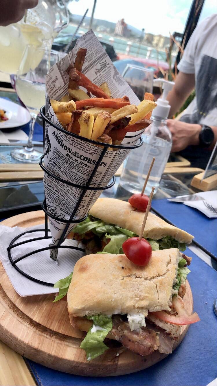 OCHO NUDOS  Chivito de lomo en pan batta, con panceta crocante