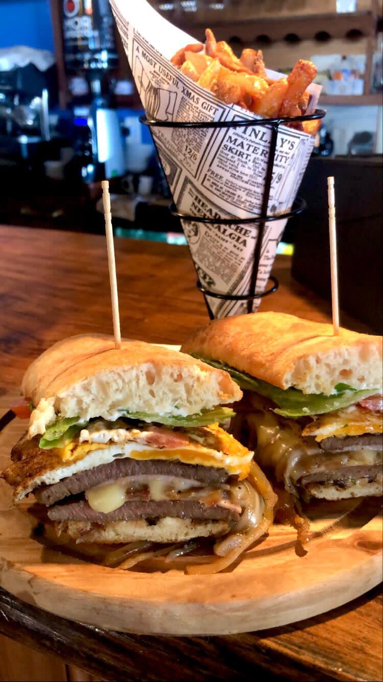 OCHO NUDOS  Chivito de lomo en pan batta, con panceta crocante