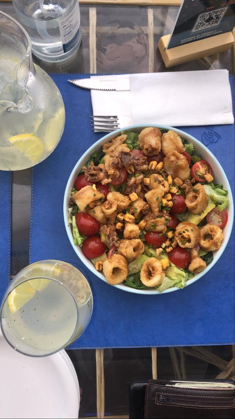 OCHO NUDOS  Bowl con salmón fresco, rúcula, cherry, lechuga, l