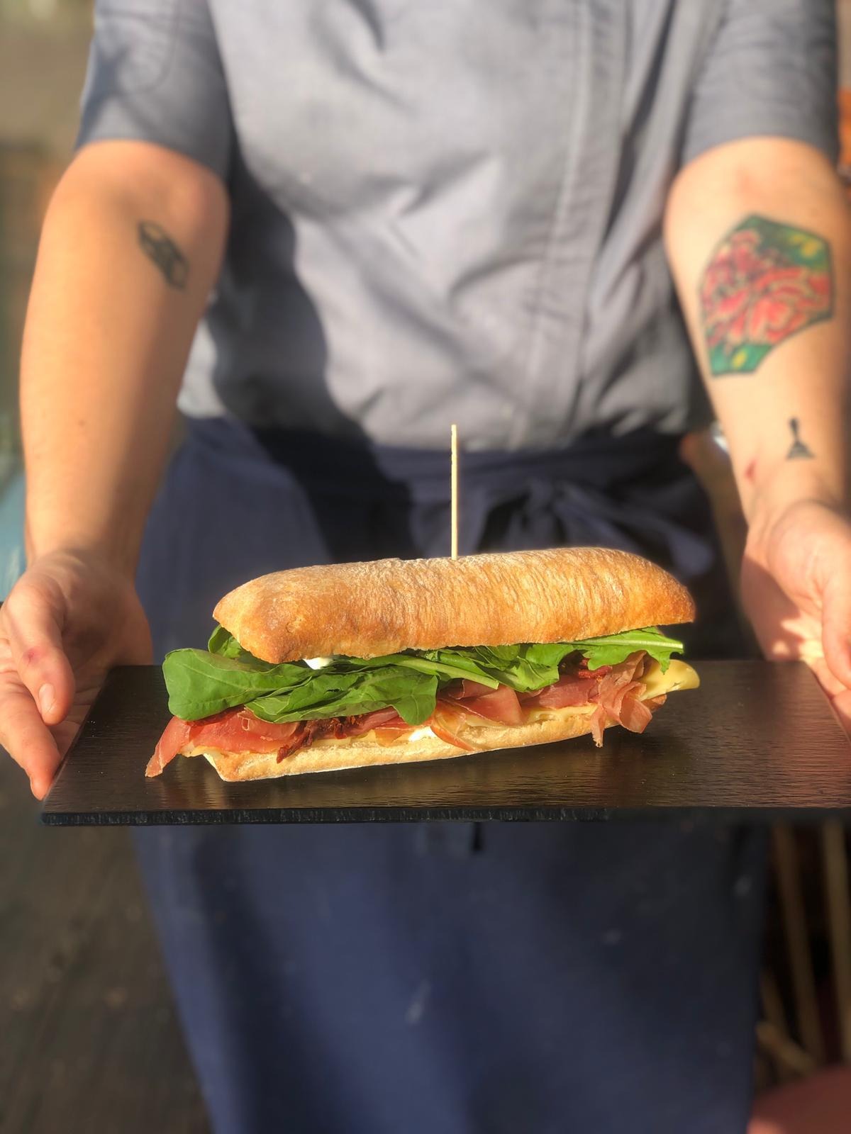 OCHO NUDOS  Bocata de jamón crudo ?
Con queso colonia, tomates