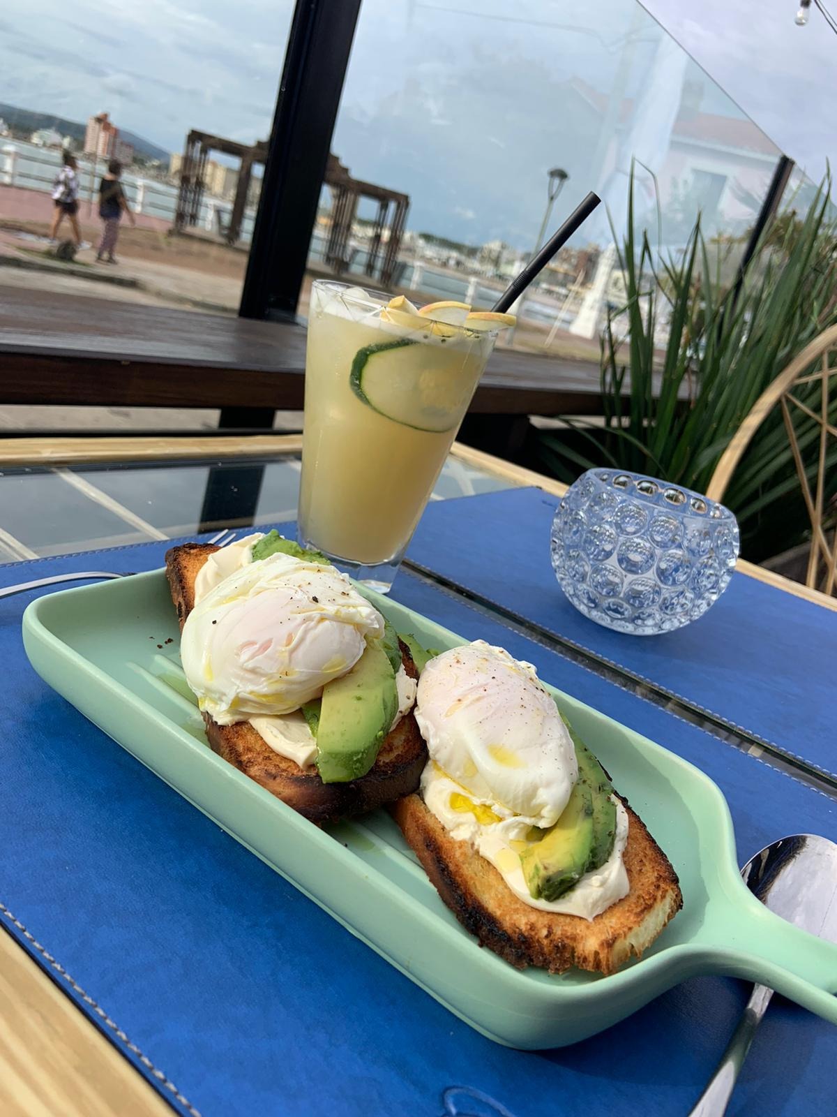 OCHO NUDOS  Brusquettas con palta, queso blanco y huevo poché