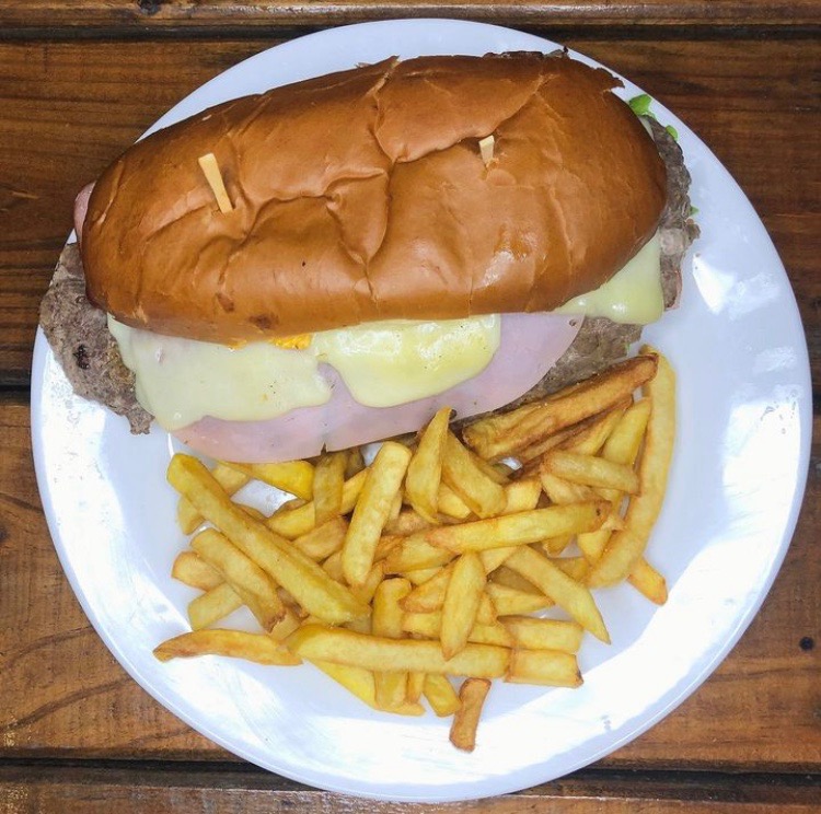 LA CANILLA Chivito al pan con fritas 
