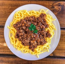 LA CANILLA Tallarines con boloñesa 