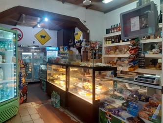 Almacén y Panadería La Plaza 