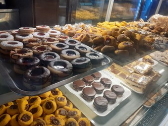 Almacén y Panadería La Plaza 