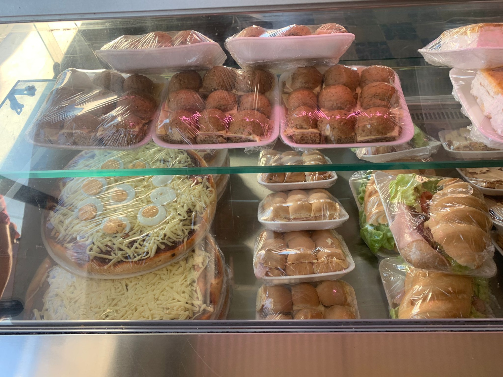 PANADERÍA Y ROTISERIA LA BAGUETTE  