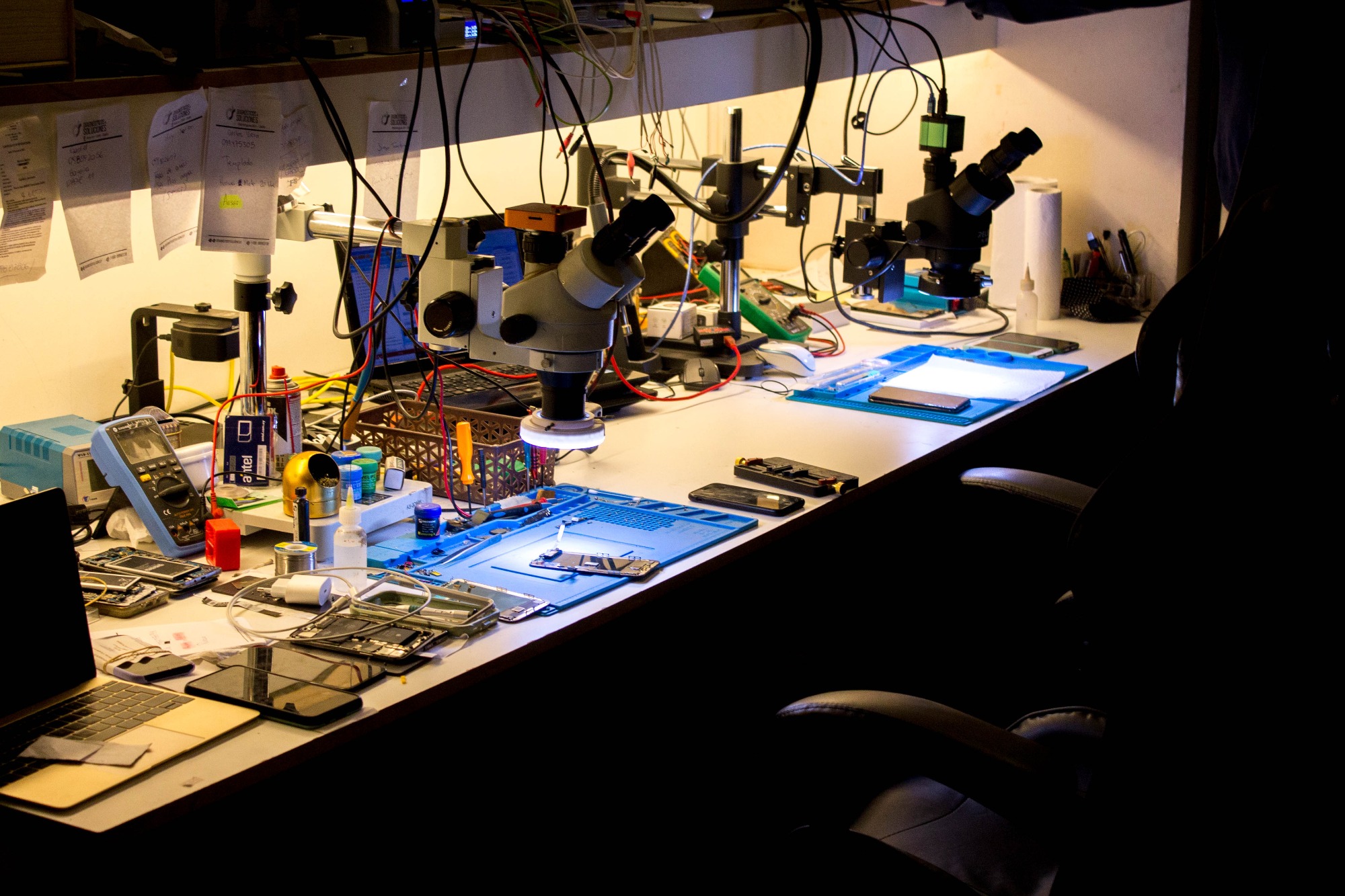 DIAGNOSTICOS & SOLUCIONES Reparación de IPhone y Multimarcas - Venta de celulares y accesorios - Presupuestos sin cargo Trae tu movil dañado a cualquiera de nuestros 2 lo