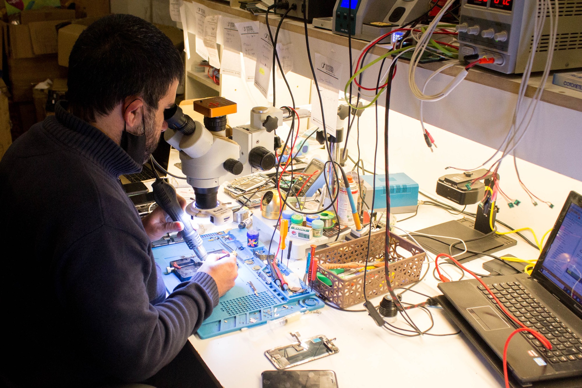 DIAGNOSTICOS & SOLUCIONES Reparación de IPhone y Multimarcas - Venta de celulares y accesorios - Presupuestos sin cargo Trae tu movil dañado a cualquiera de nuestros 2 lo