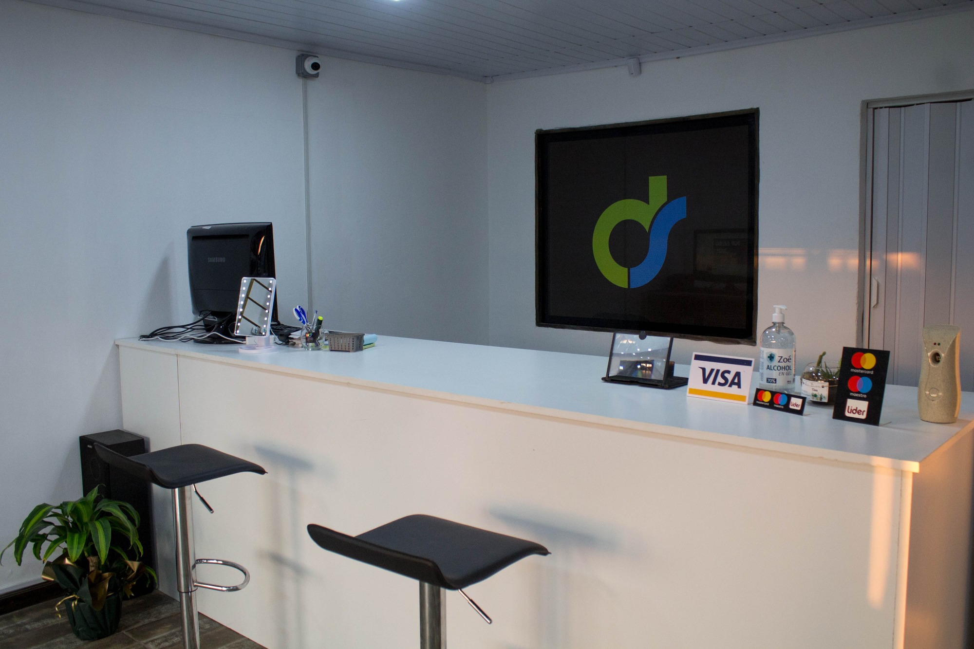 DIAGNOSTICOS & SOLUCIONES Reparación de IPhone y Multimarcas - Venta de celulares y accesorios - Presupuestos sin cargo Trae tu movil dañado a cualquiera de nuestros 2 lo