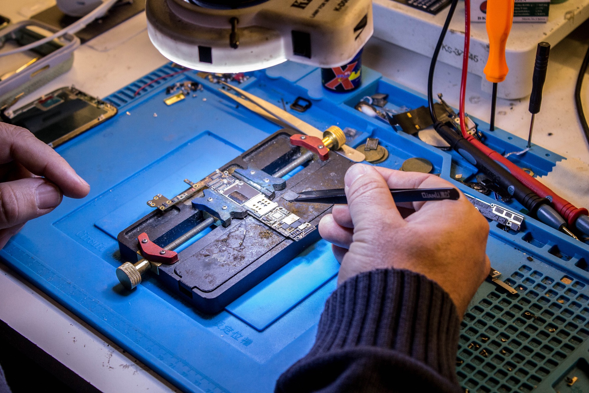 DIAGNOSTICOS & SOLUCIONES Reparación de IPhone y Multimarcas - Venta de celulares y accesorios - Presupuestos sin cargo Trae tu movil dañado a cualquiera de nuestros 2 lo