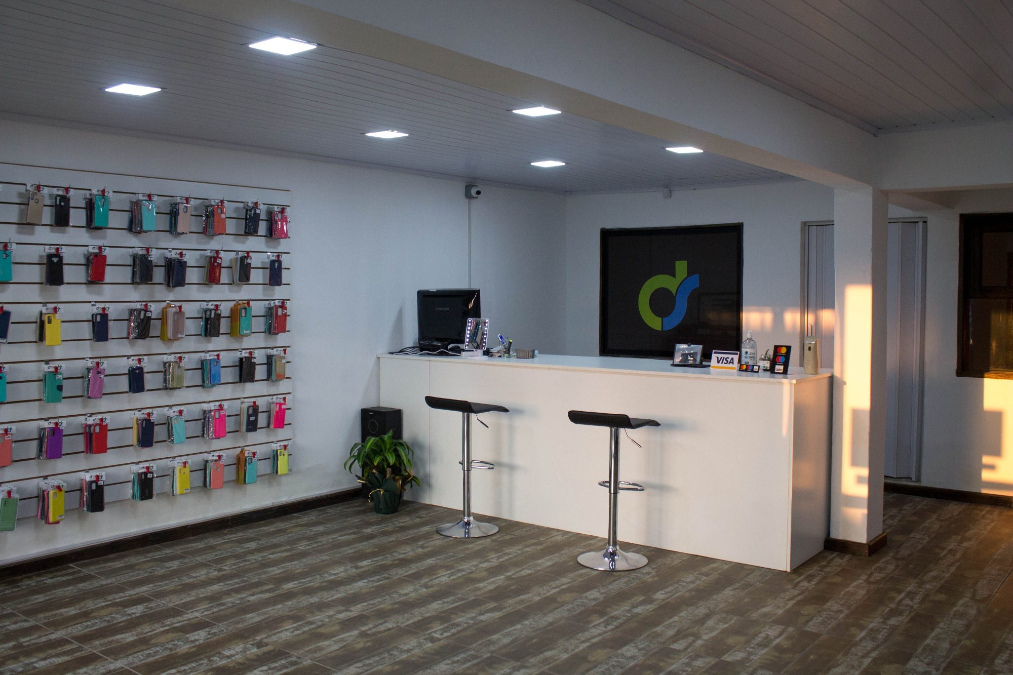 DIAGNOSTICOS & SOLUCIONES Reparación de IPhone y Multimarcas - Venta de celulares y accesorios - Presupuestos sin cargo Trae tu movil dañado a cualquiera de nuestros 2 lo