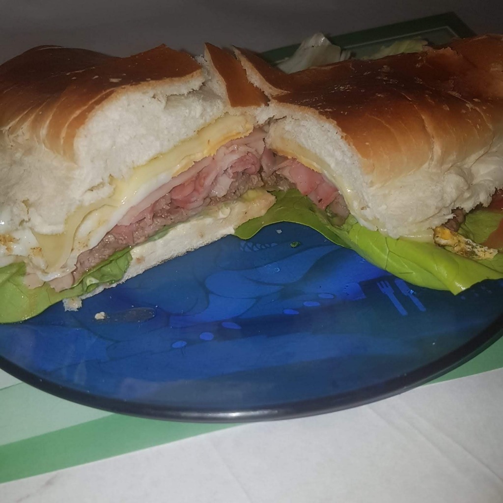 PARADOR EL CAIMAN chivito al pan 