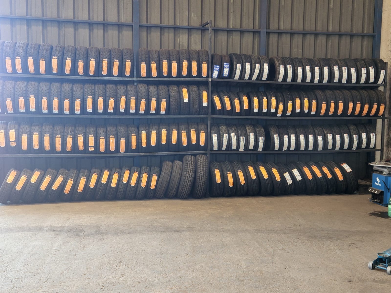 LIMIAN NEUMATICOS LIMIAN NEUMATICOS NEUMATICOS
NEUMATICOS USADOS
AGUAS MINERALES
GOMER