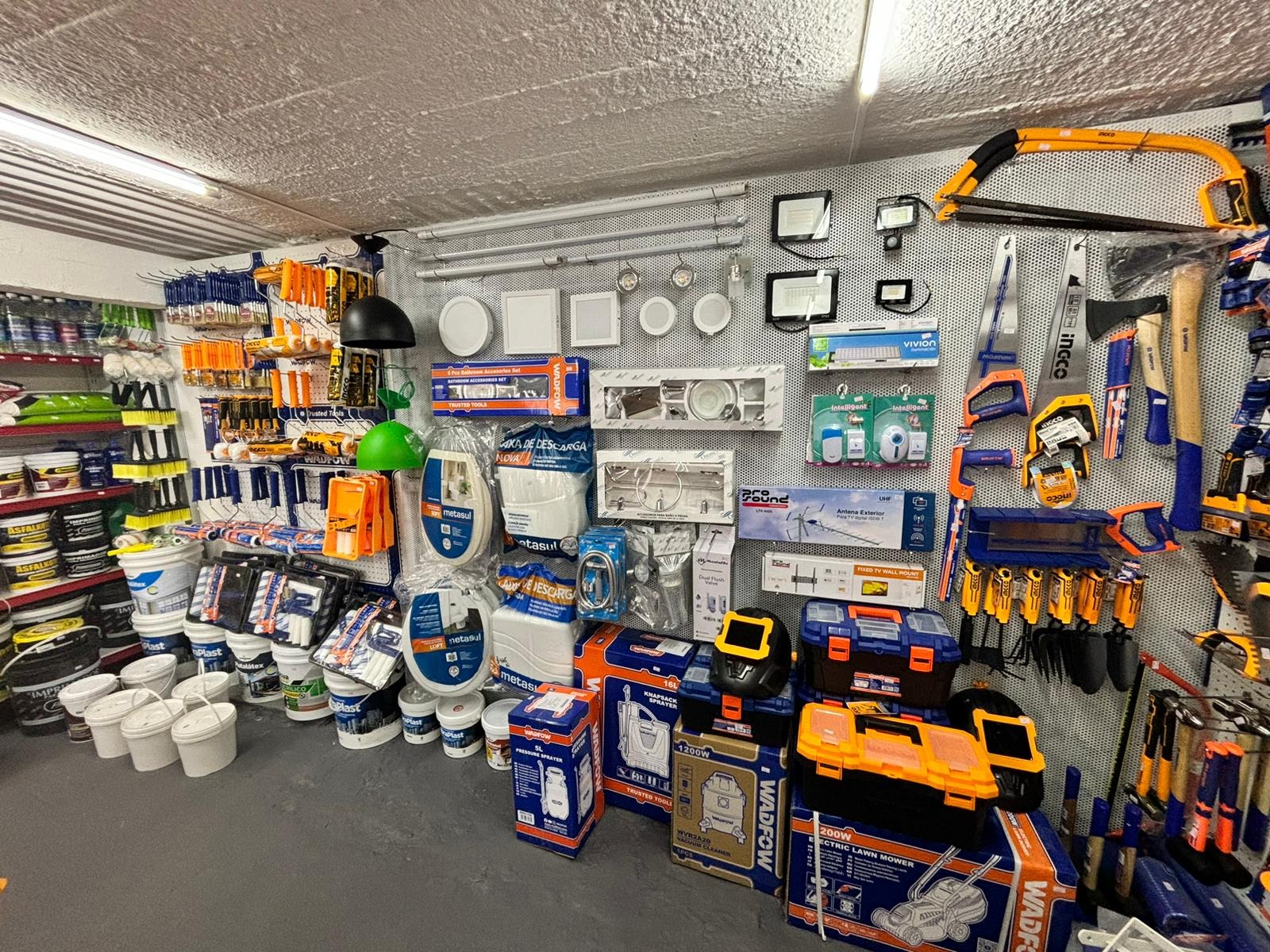 FERRETERIA PUSKIA Ferretería Puskia Materiales Eléctricos 
Sanitaria 
Art de iluminaci