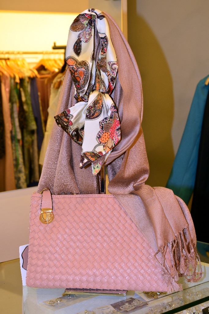 Guillermina Gallinal Cartera y pañuelo 2017 Juego de cartera y pañuelo rosa