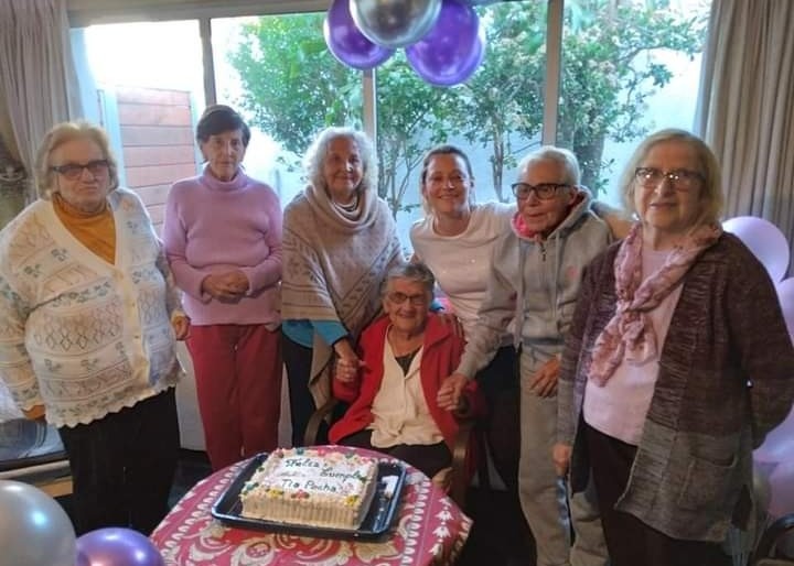 MI NUEVA FAMILIA Residencial Mi nueva familia  Festejando con amigas del residencial!!!!!