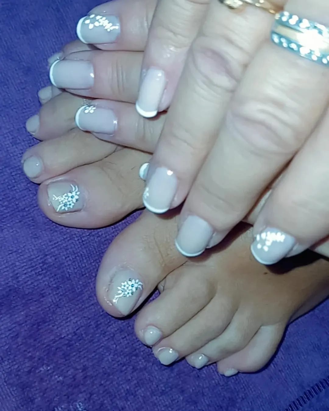LAS PINDÓ BELLEZA Y OBSEQUIO Manicura y pedicura Esmaltado semipermanente 