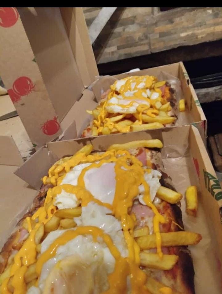 PIZZERIA LA ESTACION PIZZERIA LA ESTACION  Pizza con fitas y huevo