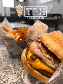 THE PIZZA HOUSE MELO Hamburguesas con nachos
