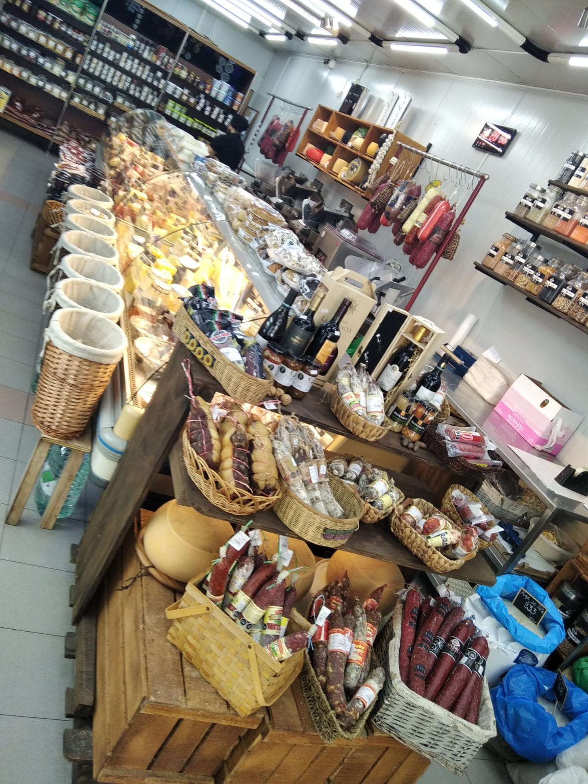 FIAMBRERÍA Y ALMACEN DON CARLOS  