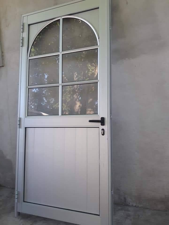 ALUMINIO MARCELO Puerta de aluminio con ventana 