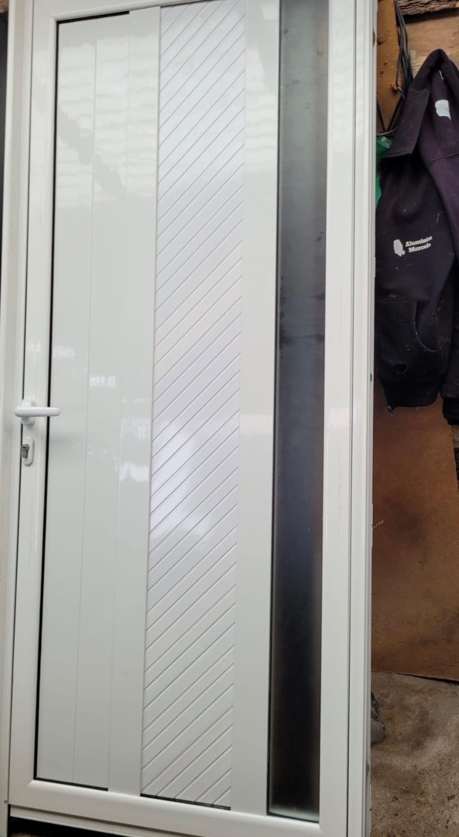 ALUMINIO MARCELO Puerta con ventana lateral 