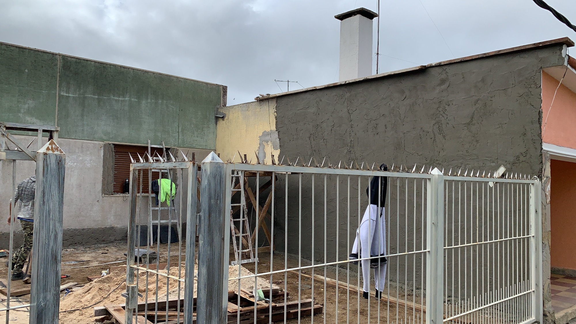 REFORMAR O CONSTRUIR EN TIEMPOS DIFÍCILES  su reja y portón automático