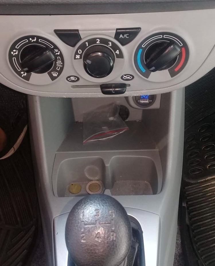 MARKAR ELECTOELECTRONICA Cargador de celular con voltímetro 