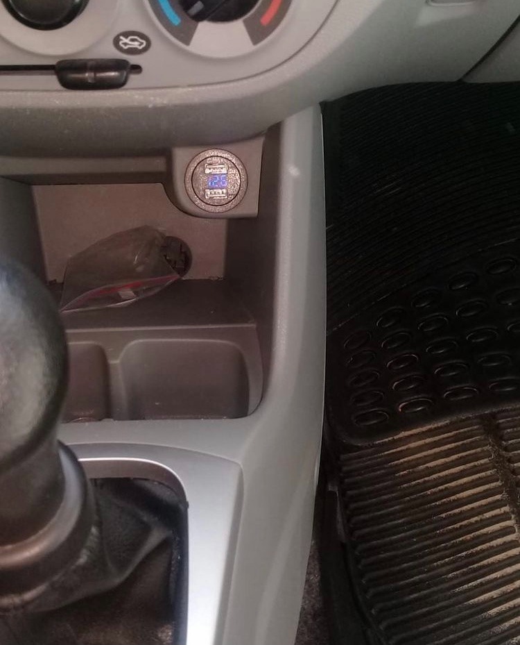 MARKAR ELECTOELECTRONICA Cargador de celular con voltímetro 