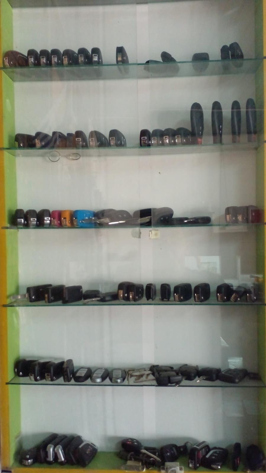 Cerrajería Avenida Llaves para autos con su electrónica correspondiente 