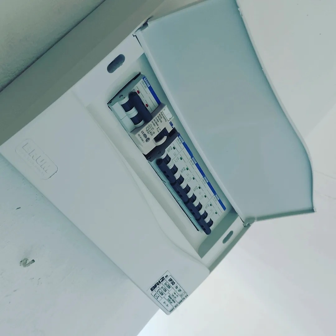 DPL CONSTRUCCIONES , REFORMAS EN GENERAL Instalaciones eléctricas en general Instalaciones eléctricas de casas y comercios .