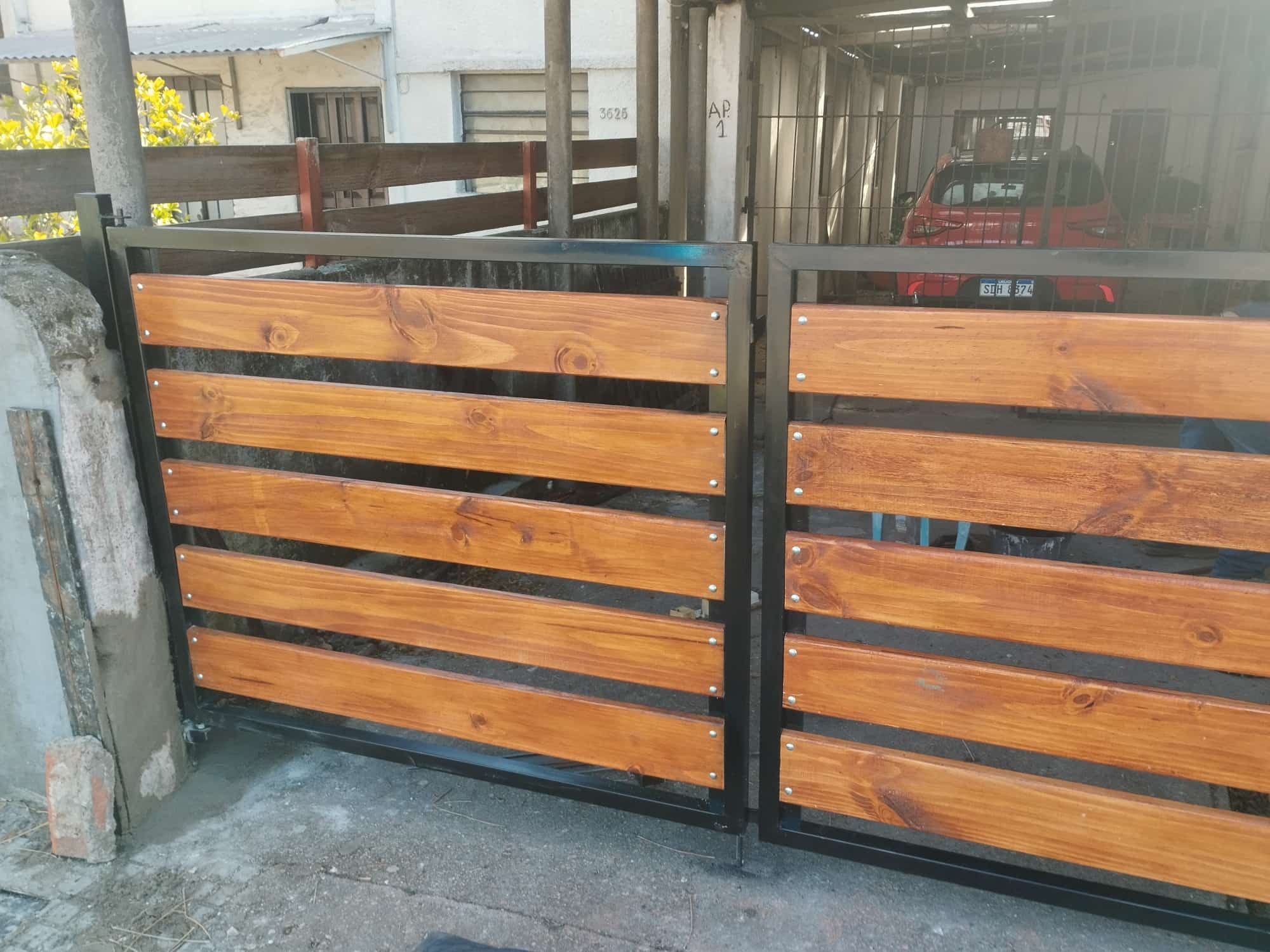 Herrería y Servicios R y R HERRERIA Y SERVICIOS R Y R SOLDADURAS 
PORTONES
REFORMAS VIVIENDAS
PUERTAS HI