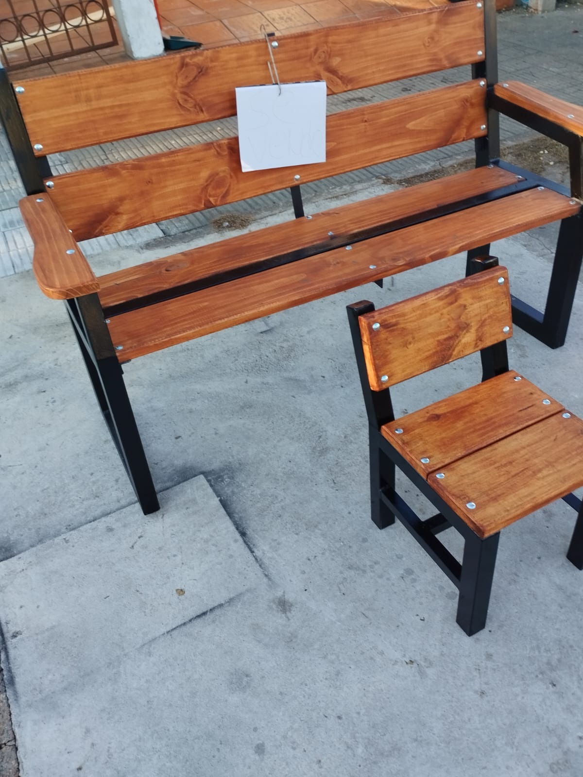 Herrería y Servicios R y R HERRERIA Y SERVICIOS R Y R SOLDADURAS 
PORTONES
REFORMAS VIVIENDAS
 PUERTAS H