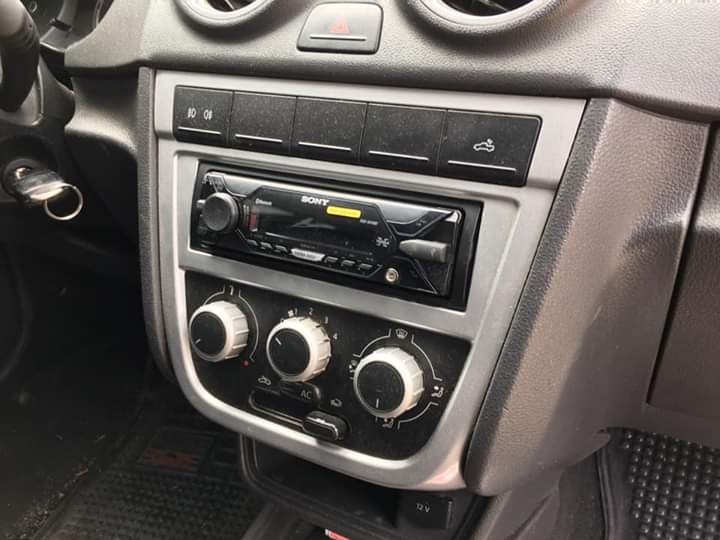 BLACK CARS Colocación radio Colocación de radio con bt y cambio de mástil en S