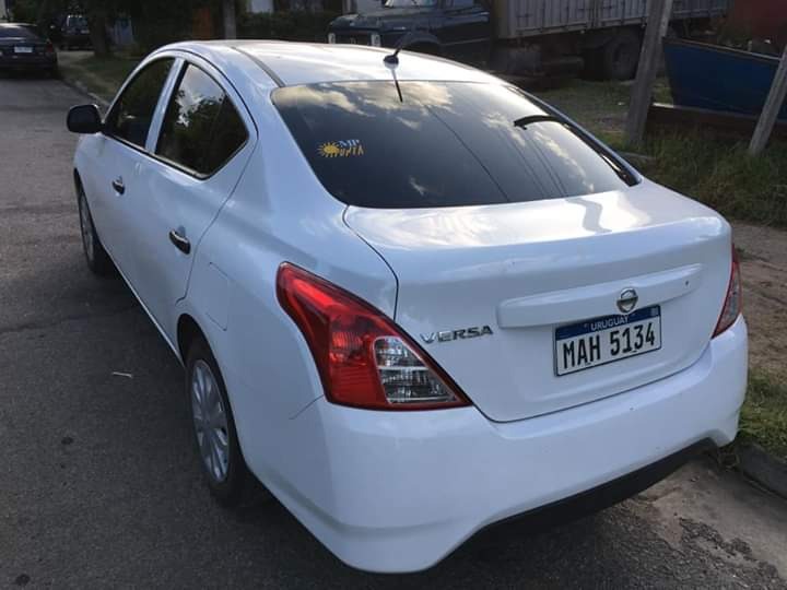 BLACK CARS Polarizados y colocación de láminas Polarizado Nissan versa, láminas americanas con 5 