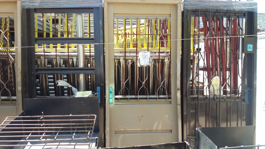 GUSTAVO ANDAMIOS Puertas chapa 