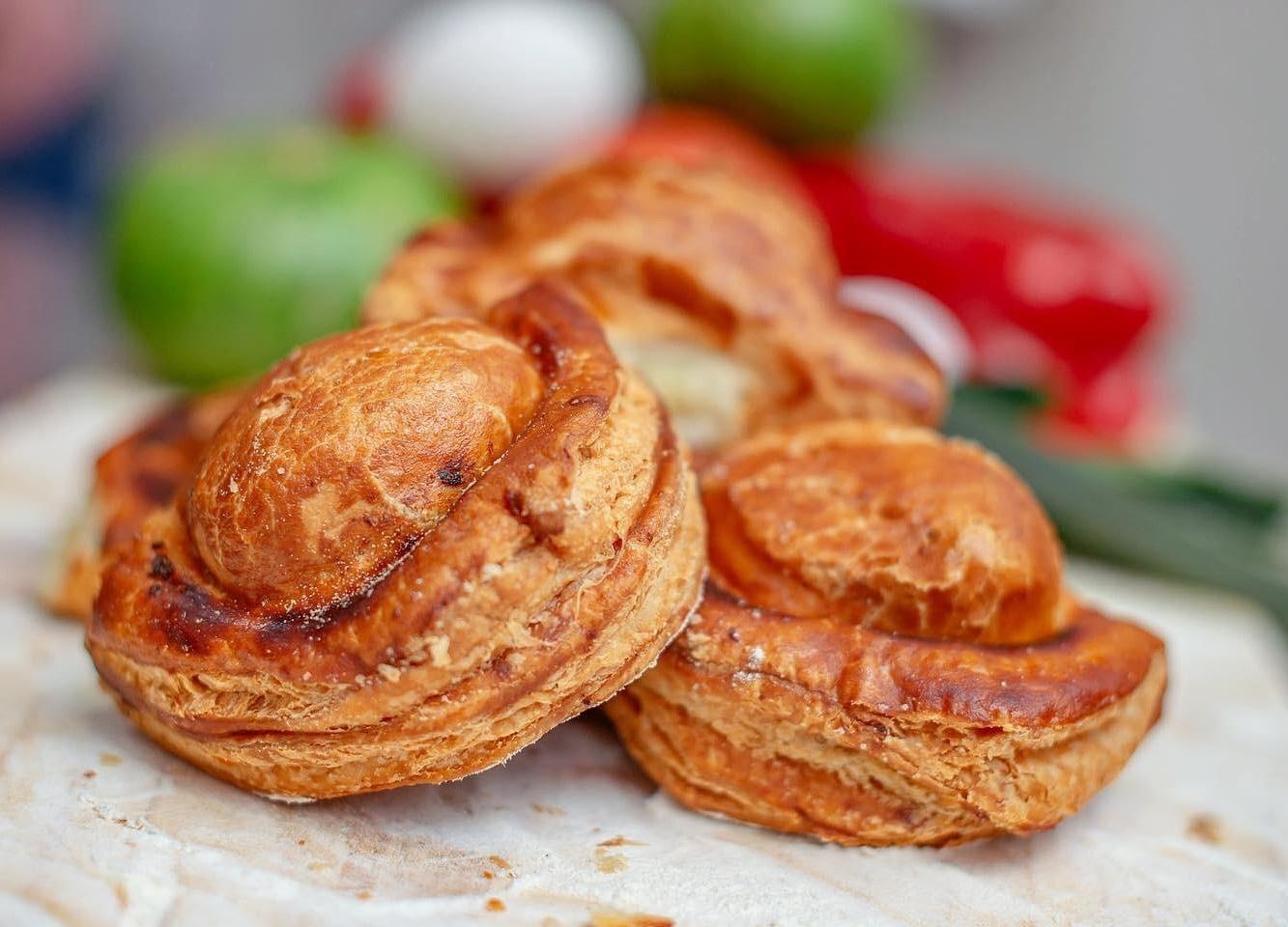 EL ALMACÉN Empanadas de carne y de jamón y queso 