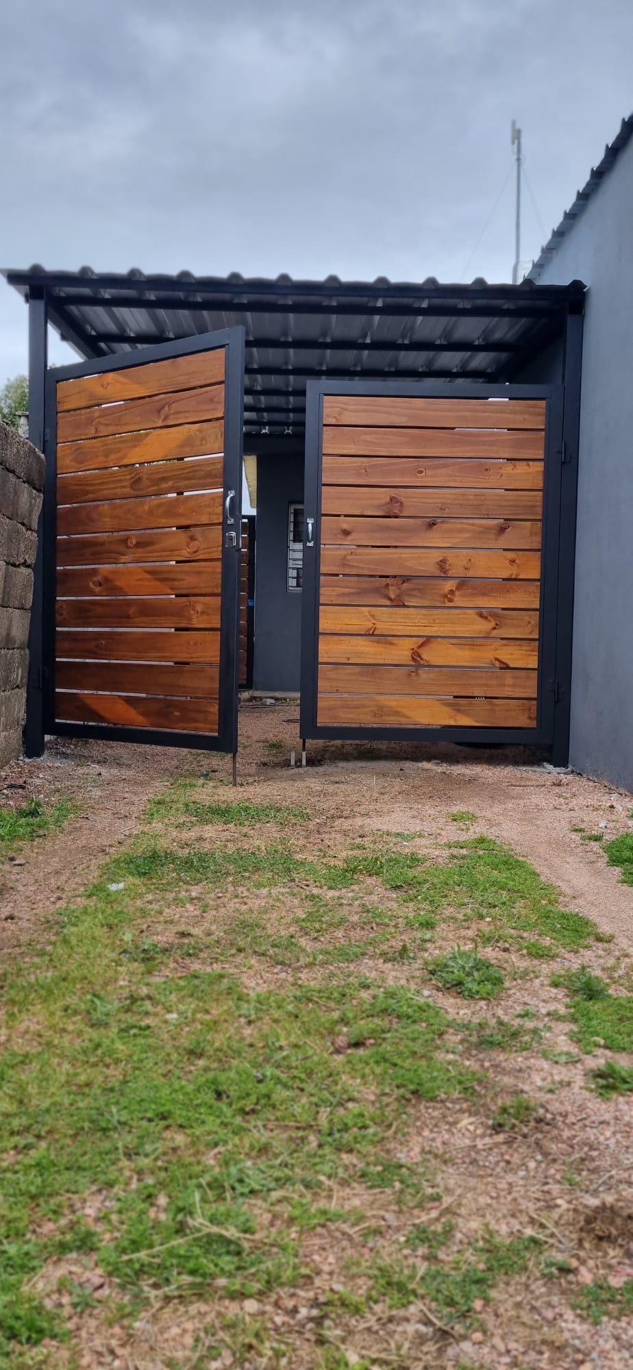 GM CONSTRUCCIONES Portón en hierro y madera 