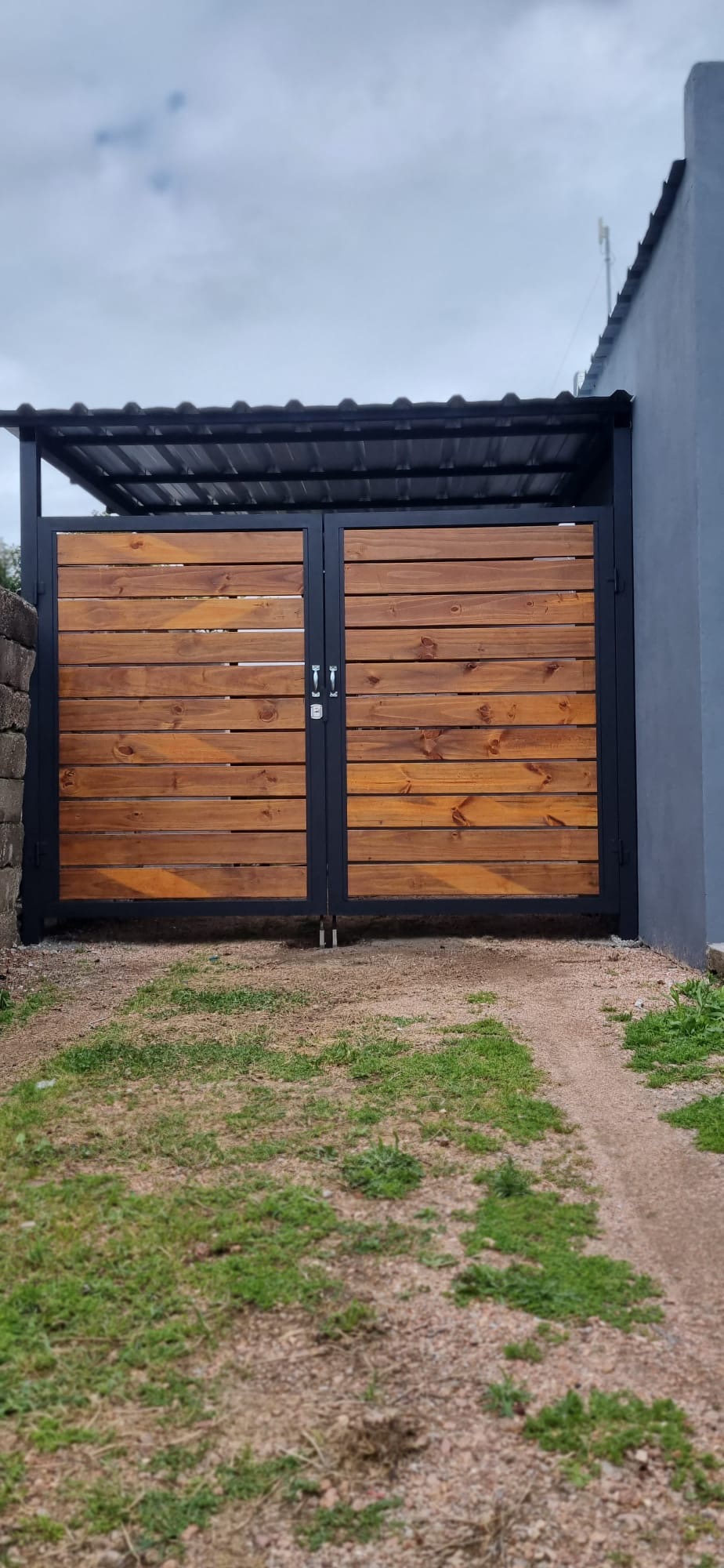 GM CONSTRUCCIONES Portón en hierro y madera 