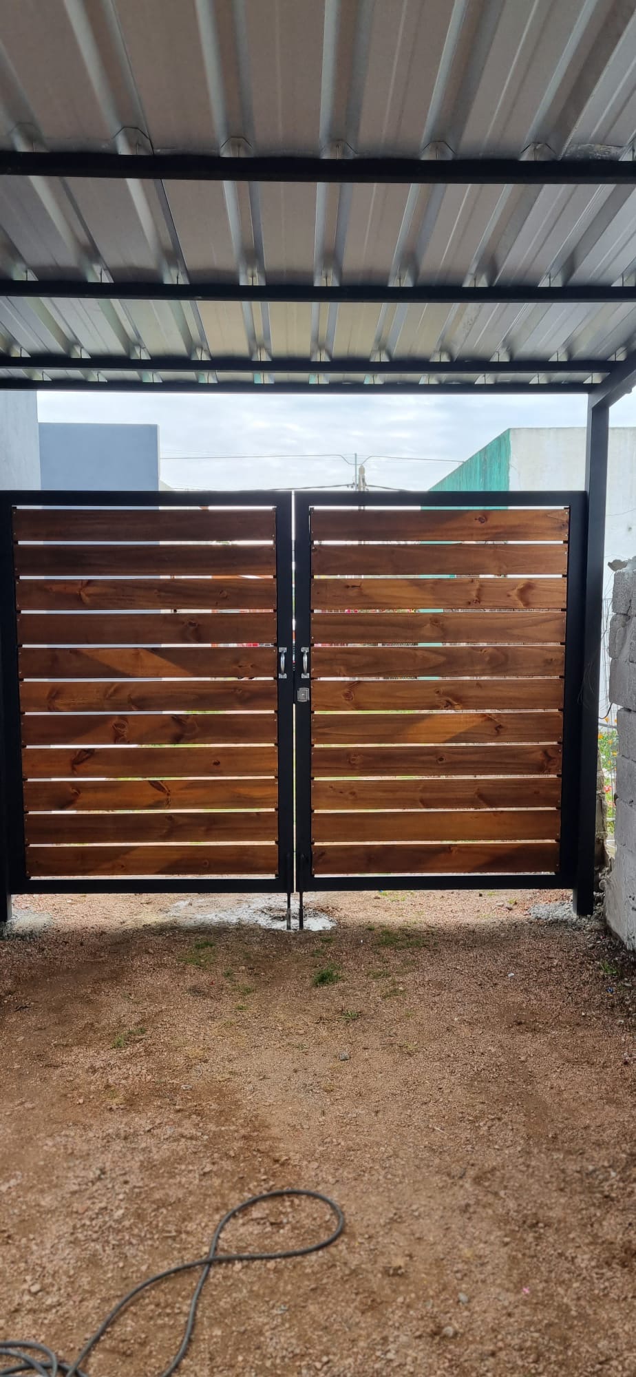 GM CONSTRUCCIONES Portón en hierro y madera 