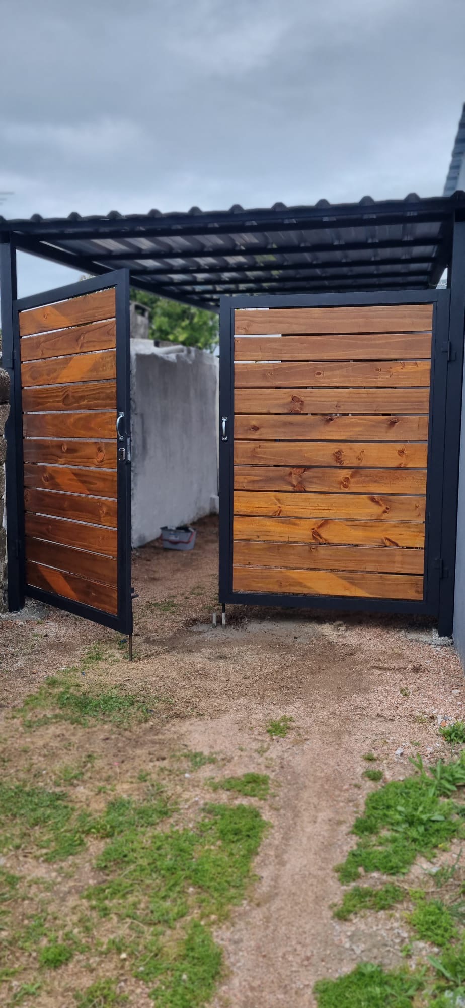 GM CONSTRUCCIONES Portón en hierro y madera 