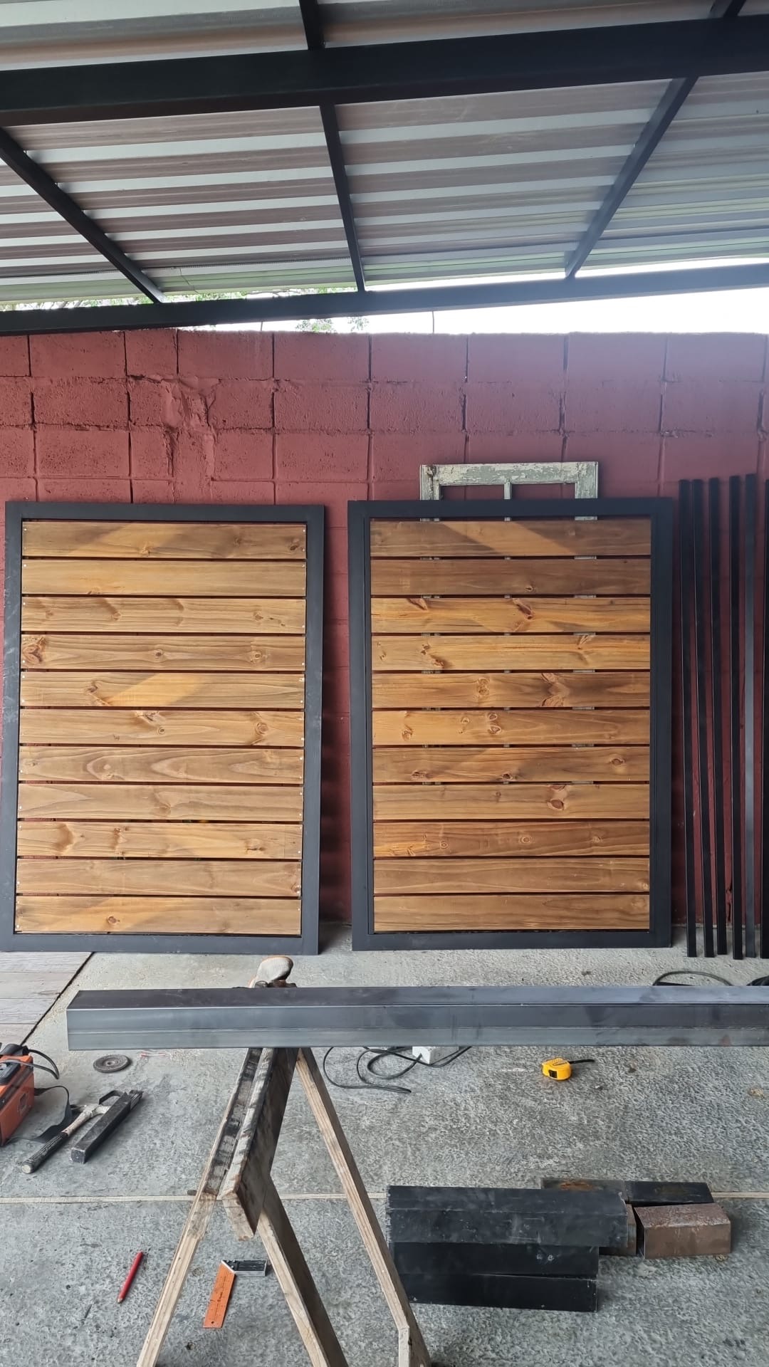 GM CONSTRUCCIONES Portón en hierro y madera 