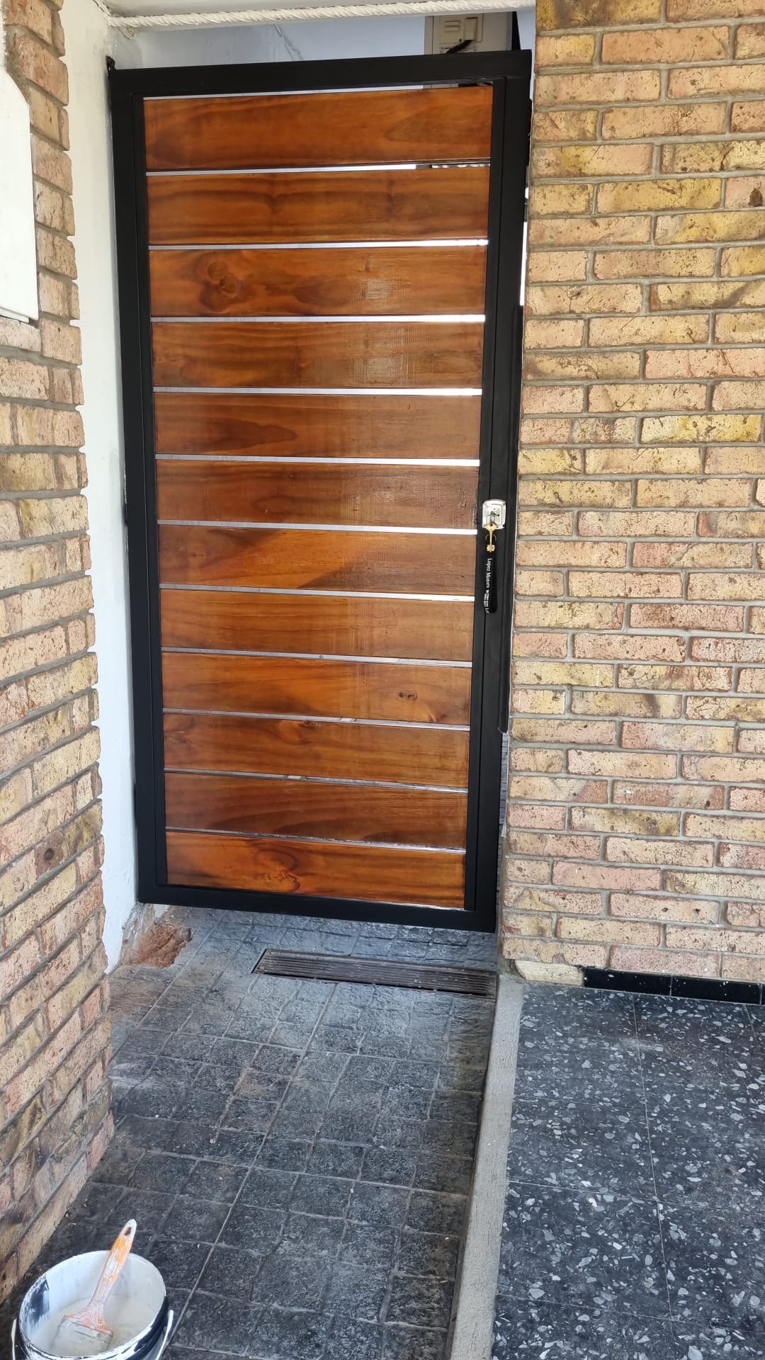 GM CONSTRUCCIONES Puerta en hierro y madera 