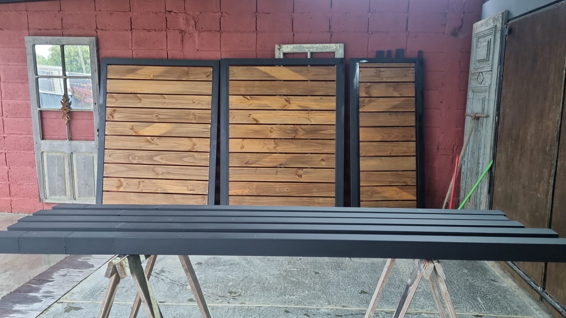 GM CONSTRUCCIONES Portón en hierro y madera 