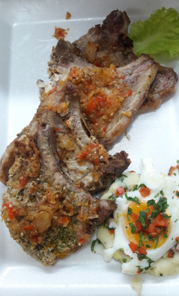 TODO RICO PANADERIA Menú diario Costillitas de cerdo con guarnición de pure