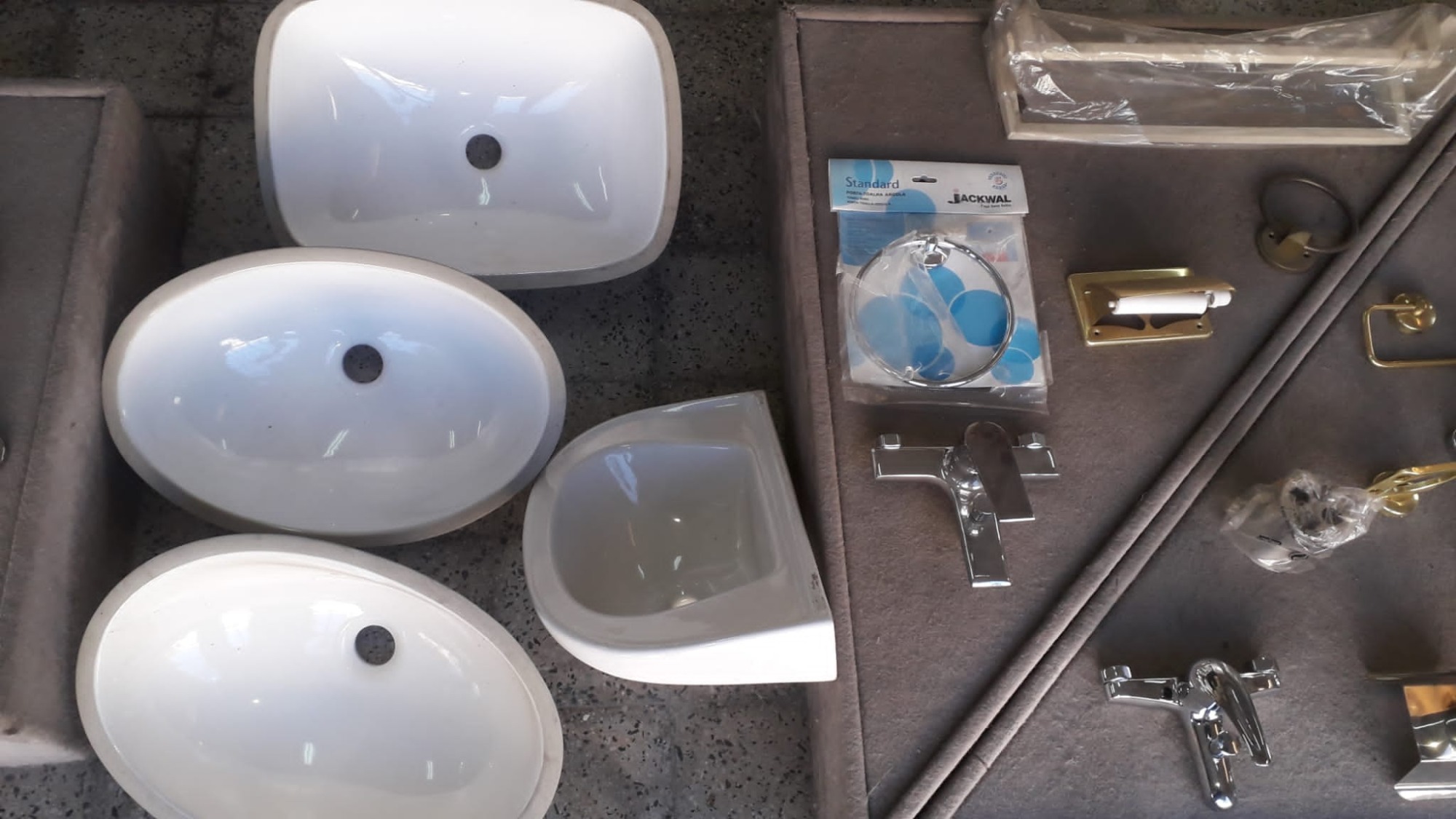 MOCELLINI HNOS Equipamientos para baños 